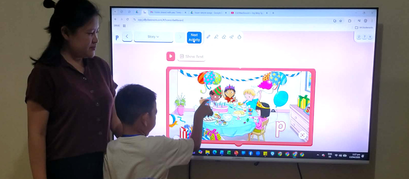 Children reading and writing with literacy materials in a SEELS learning activity