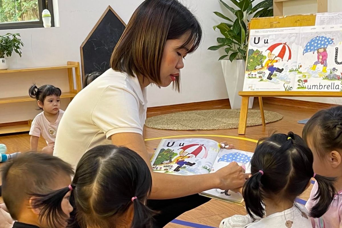 Teacher participating in Jolly literacy training